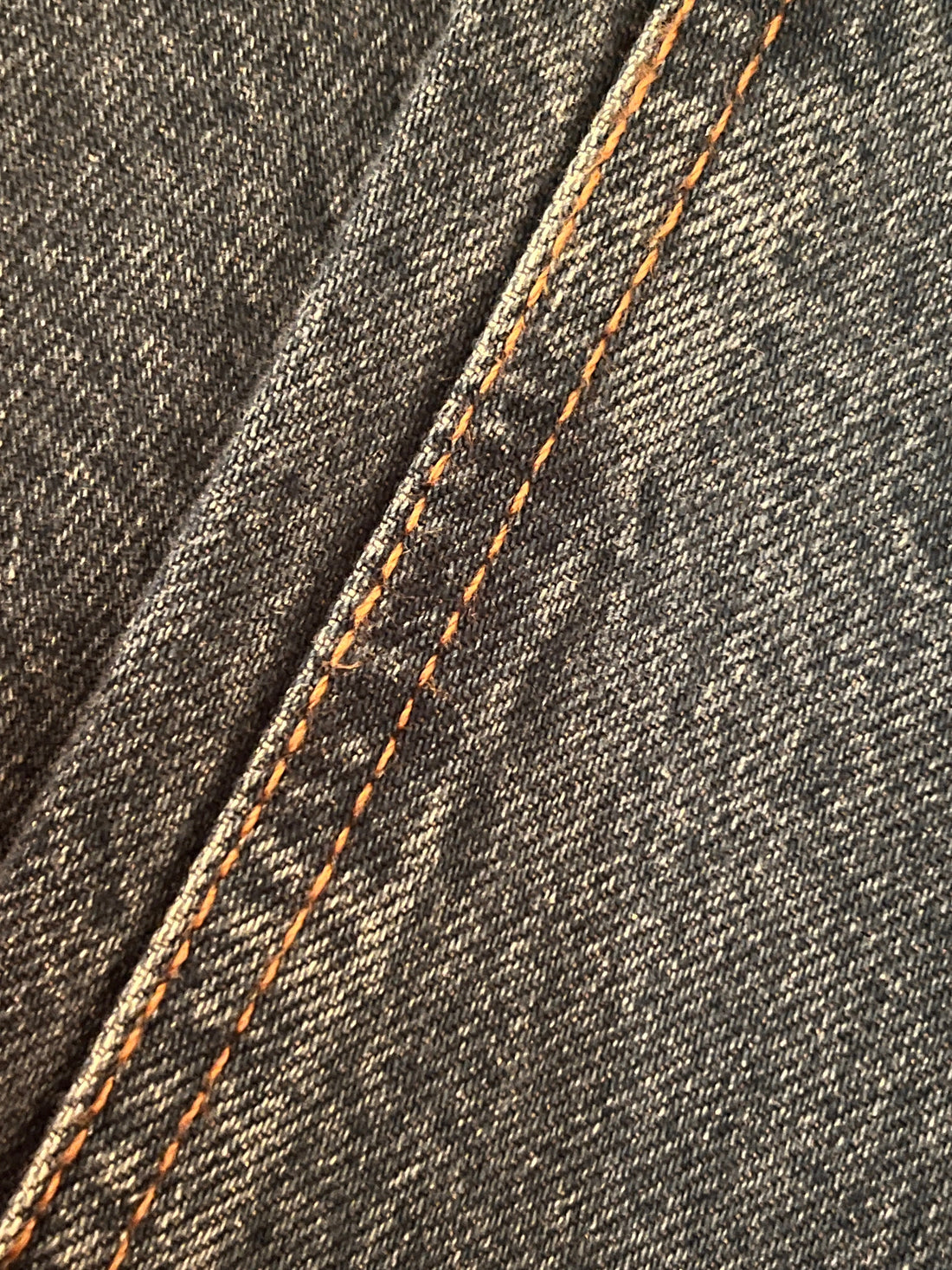 Design für Langlebigkeit: Slow Fashion als Gegenentwurf zur Fast Fashion bei Jeans