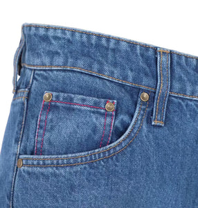 Bild eines Details einer nachhaltigen Jeans mit Recyclingfasern