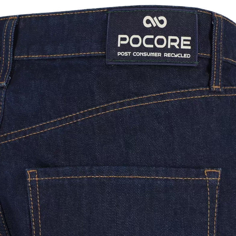 Bild eines Details einer nachhaltigen Premium Jeans mit Recyclingfasern von Pocore