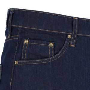 Bild eines Details einer nachhaltigen Premium Jeans mit Recyclingfasern von Pocore